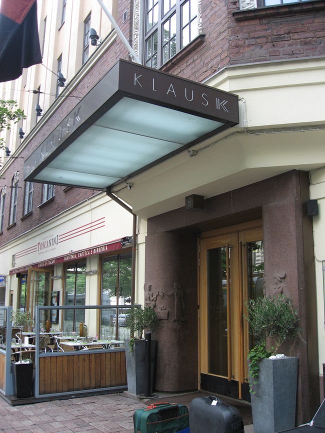 いきなりヘルシンキ到着。<br /><br />空港から市バスに乗り込み中央駅へ。４０分くらい。<br />到着日はトラムの乗り方がわからなかったので、石畳の上をトランクをガラガラ引きながらホテルへ。<br /><br />スペインと違って見るからに治安は良さそうだったので、のんびりホテルを探しました。<br /><br />風が涼しくて気持ちいぃ〜<br /><br />私が今回泊まったのはちょっと奮発して、デザインホテルのクラウスＫ