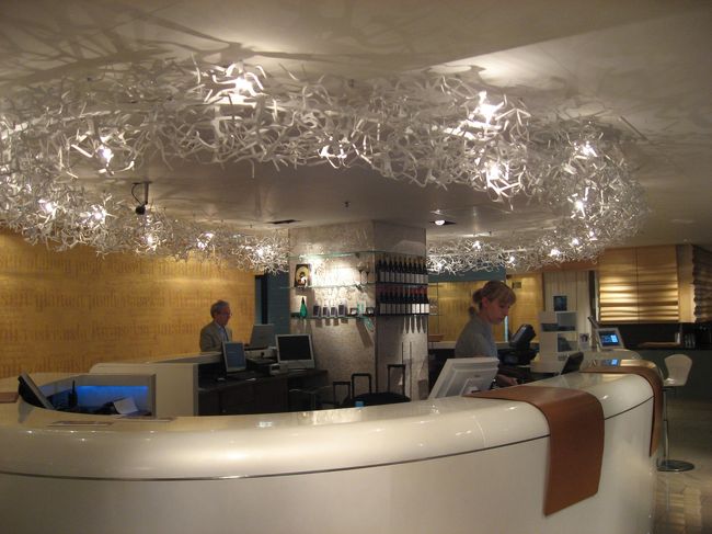 クラウスＫのレセプション<br /><br />レセプションは２階にあります。<br />レセプションを探していたら従業員のお兄さんが親切に案内してくれました。<br /><br />フィンランド株上昇↑