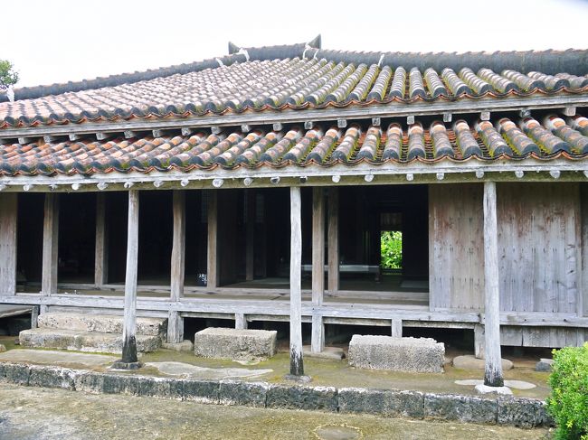 この建物の隅に料金を入れるものが置いてありました。（私もきちんとお支払いしましたよ〜〜〜＾＾）<br /><br />上江洲家は1750年頃に建てられた建築物。<br />趣がありますが、250年以上も経って建物が健在なのに驚きです。