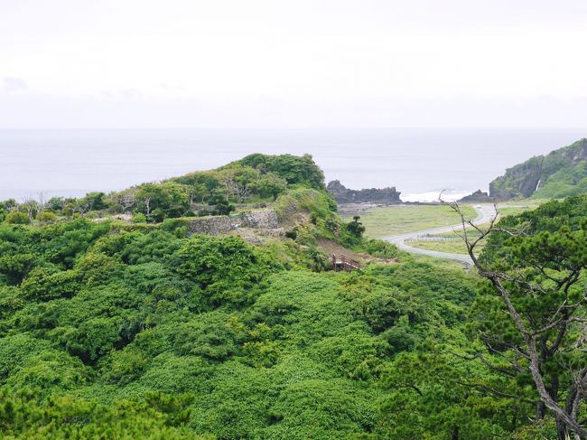 ガラサー山を後にして向った先は「具志川城跡」<br /><br />写真中央に見えるのが、行く途中で撮った城跡です。