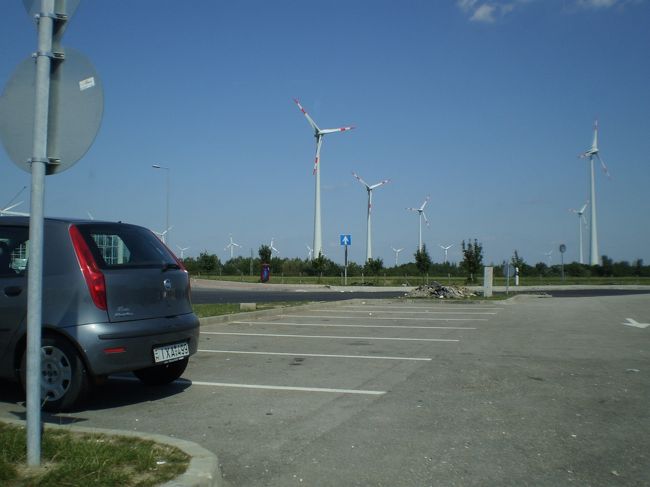 休憩所から風力発電機を