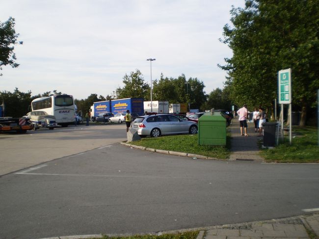 ドイツ側最初の休憩所、多くの人たちが、駐車場も溢れて路肩に停めるほどでした。