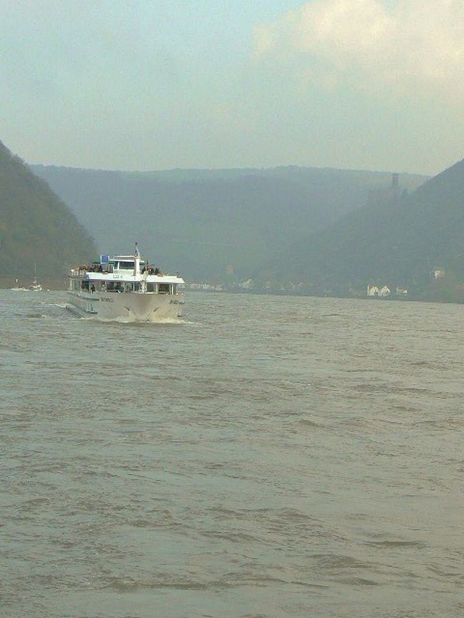 この辺り<br />ライン河の水面は広い<br />丘の上に霞む古城が夢を呼ぶ