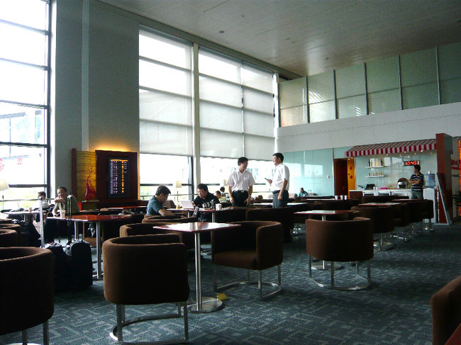 国内線用のラウンジ。<br /><br />西安到着後、<br />空港から市内（鐘楼）までは空港バスを利用。<br />1人25元。<br />約1時間。<br />