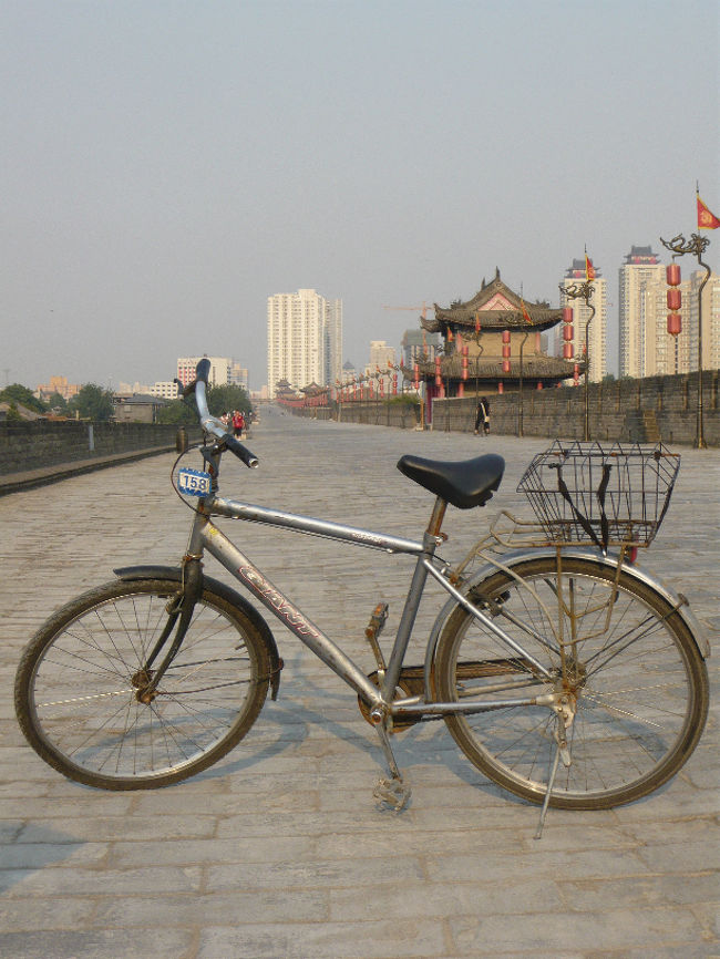 南門でレンタサイクル。<br />これを借りて城壁を1周できます。<br /><br />1台100分20元。<br />デポジット100元。