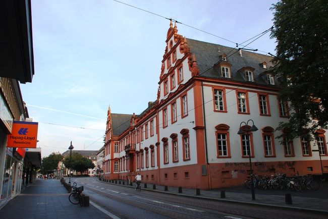 まだまだ明るいので、散歩がてら翌日のラインクルーズの出航場所の確認に行くことに...<br /><br />駅からの道はくねくねしていますが、案内板もあるので道に迷うことはないと思います