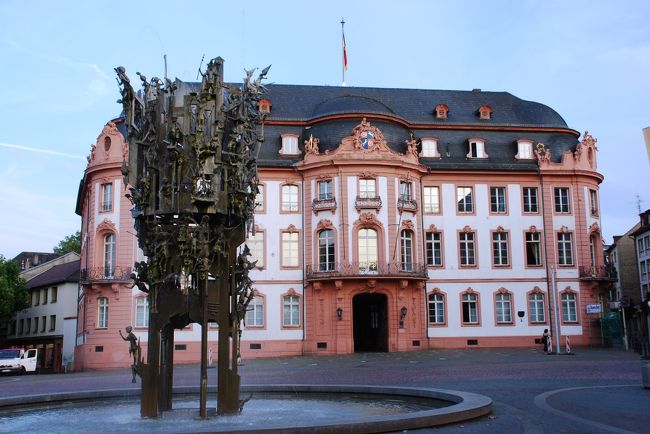 モニュメントや花壇などが所々にあり、とってもきれいな街並み