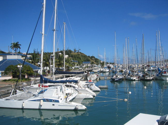 空港へ着いたらバスへ乗り込み、ヌメアの港へ。<br />港からいよいよメトル島へ向けて出発！