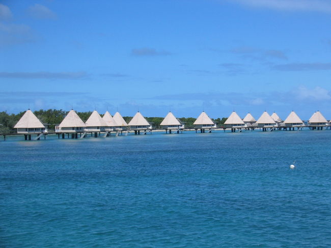 連なった水上バンガローが見えます。