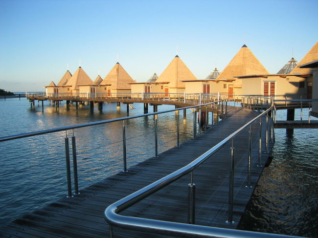 朝日に照らされたバンガロー群です。