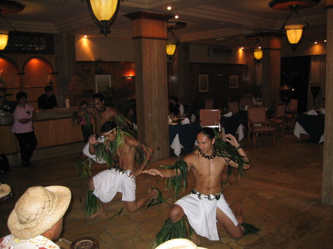 その日の夜は、メラネシアダンスを見ながら食事をし、ニューカレドニアの最後の夜を楽しみました。
