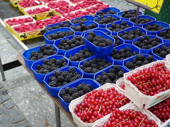 おいしそうなクランベリー、ブラックベリー、ラズベリーなどのベリー類<br /><br />日本のものより粒も大きめ☆