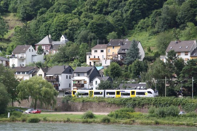 ライン川に並行して鉄道も走っています。