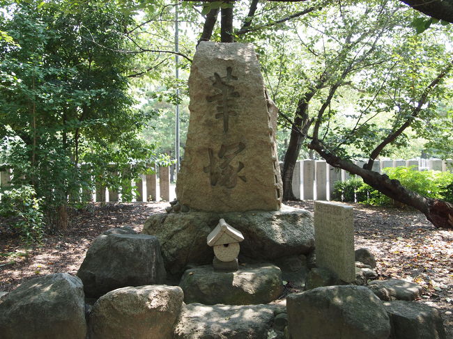 書聖と称された道真公ゆえに筆塚があります。<br /><br />道明寺天満宮の宝物館には、国宝（道真公の遺品６点）が保存されているようですが、本日は公開日ではありませんでした。