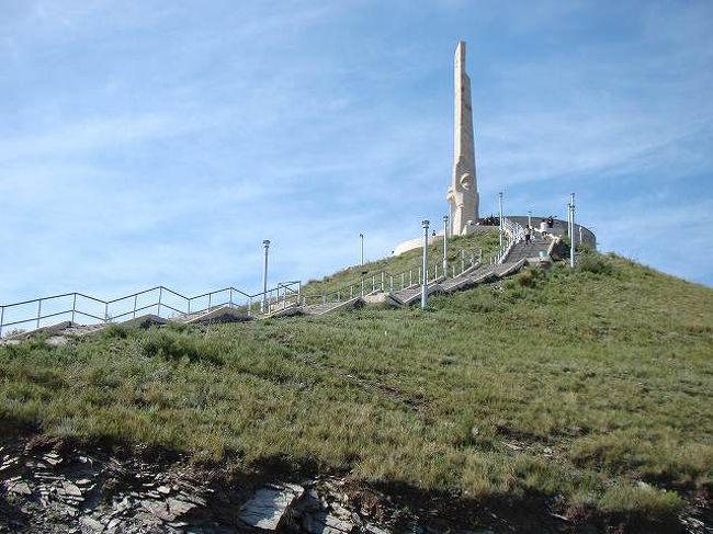 9時にモンゴル人の友達と待ち合わせ。<br />ザイサン・トルゴイに。<br />丘の上に建ってます。ここに登るとウランバートル市内が見渡せます。階段は520段！！