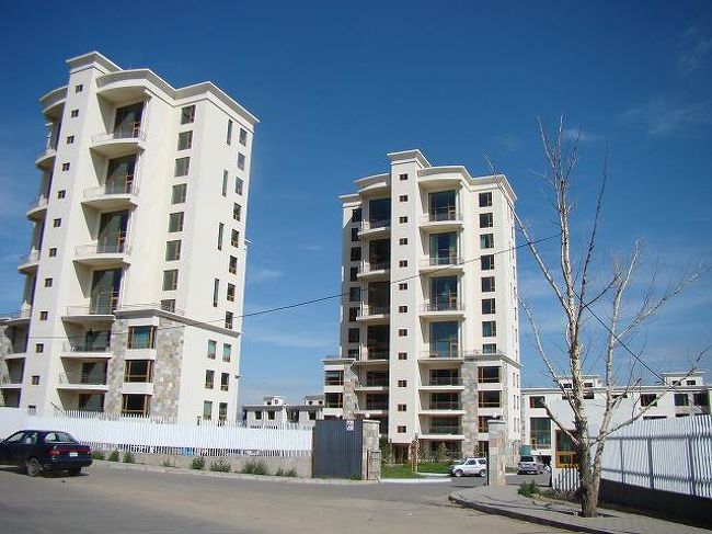 この建設中のアパートメントは朝青龍がオーナーだそうです。