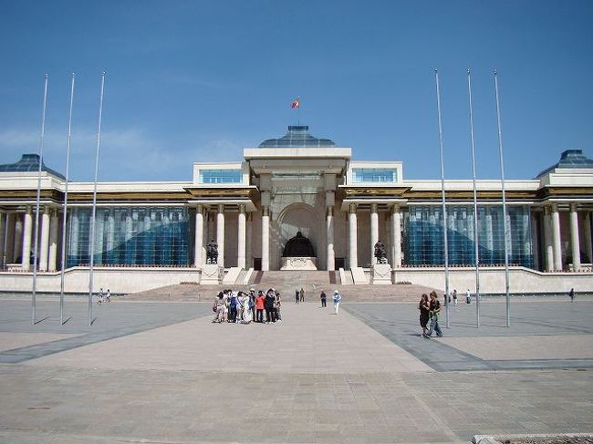 スフバートル広場と国会議事堂