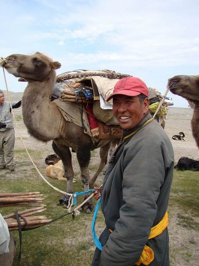遊牧民のお父さん。にこやかです。これからなが〜〜い旅に出るのですね。