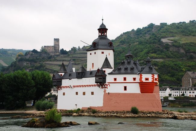 中州に建つプファルツ城<br /><br />川を運行する船から通行税を徴収するために、こんな中州に建てられたとか...<br />川岸からこの城の建つ中州まで渡し船で渡ることができます