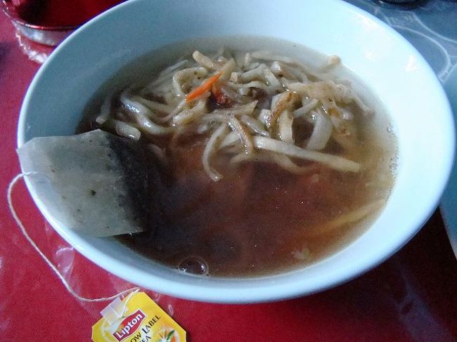 運転手さんに教わってお茶漬けにしてみました。<br />う・うまい！！モンゴル人はよくこのようにして食べるのだそうです