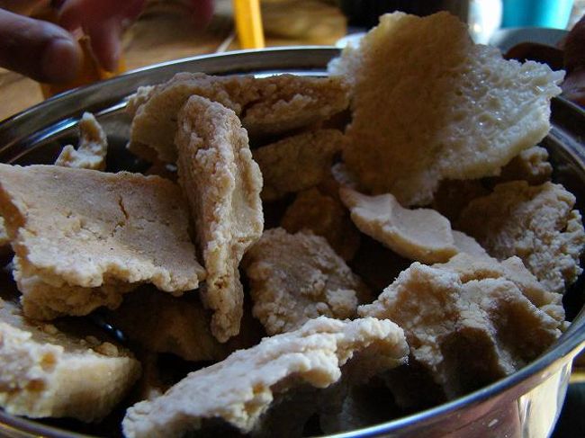 これが出来上がりの乾燥チーズ！右上の白っぽいのはウルム。乳を沸かした上澄みを乾燥させたもの