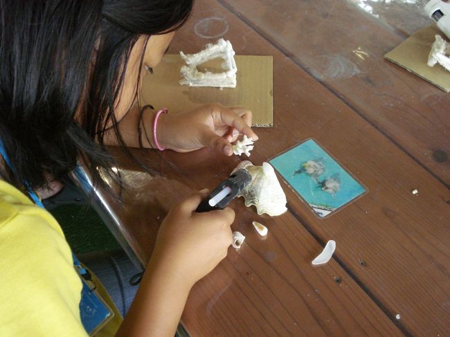 つけたいものが決まったら<br />ホットボンドで着けていきます