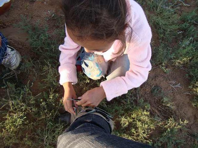 馬に乗せてくれるときにかわいい遊牧民の女の子が馬具をつけてくれました