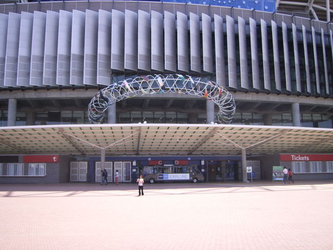 Olympic Parkです！<br /><br />これまで何度かシドニーへ来ていましたが、<br />ここには来た事がありませんでした^^;<br />友達から「一度は行くべきよ！」と言われたので、<br />今回遂に行ってきました☆<br /><br />今回は友達の彼氏の運転により車で来たのですが、<br />Cityから電車でも行けたはず、と調べたところ、<br />Western LineでOlympic Park駅下車でした。<br />また、Circular Quayにあるフェリー乗り場から<br />RiverCat Ferryという高速船でも行けます。<br />船はParramatta Riverという川を通って行くので、<br />天気の良い日は船が良さそうです^^