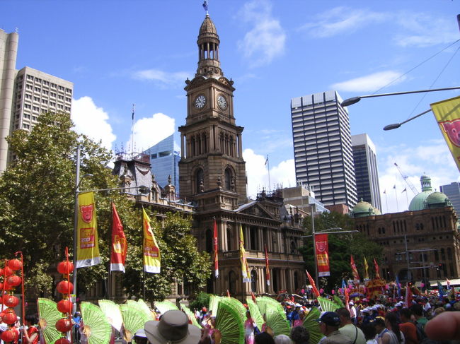 翌日シティに行ったら、Chinese New Yearだったようで、<br />派手で豪華なパレードが行われていました♪