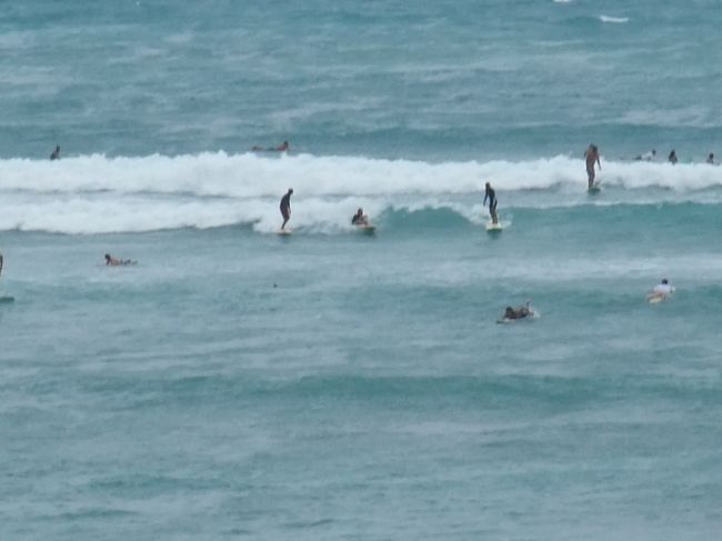 沖ではサーフィン<br />ちょっとした無人島の様な所が浅くなっているようで　サーフィンに都合の良い波が起きるのかな