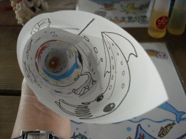 紙をくるっと巻いて<br />テープでしっかりとめます