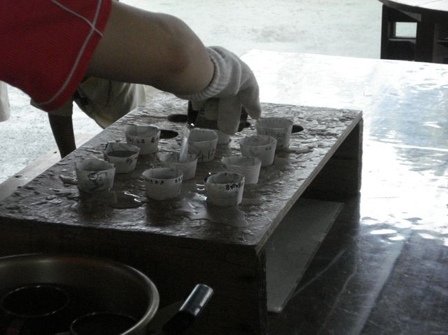 さかさまにセットして<br />溶かした蝋を流し込みます