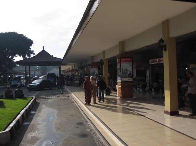 空港の出口です。<br />ホテル出発がなんと4時50分だったので、まだ8時くらいなんですが、すっごい暑いです、熱帯のパワーを恐ろしいくらい体感しました。しかも人が多い！<br />ここでガイドさんと合流です。<br />ホテルに帰るのは24時なので所要時間20時間のハードコースですが、ハイテンションで全然平気でした！