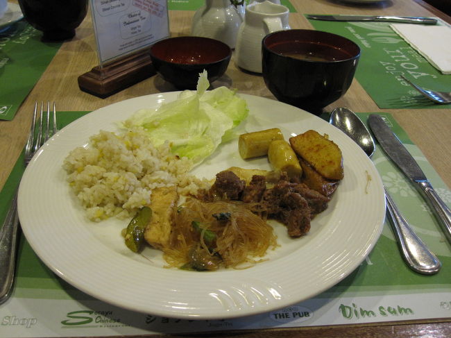 出発後すぐに朝食です。<br />空港近くの大きめのホテルのレストランで食べました。3日目には胃も疲れ始め、ブッフェ形式であんまり食べたいものはなかったんですが少し取りました。御飯が一番おいしかった、あと味噌汁も久々でおいしかったな。