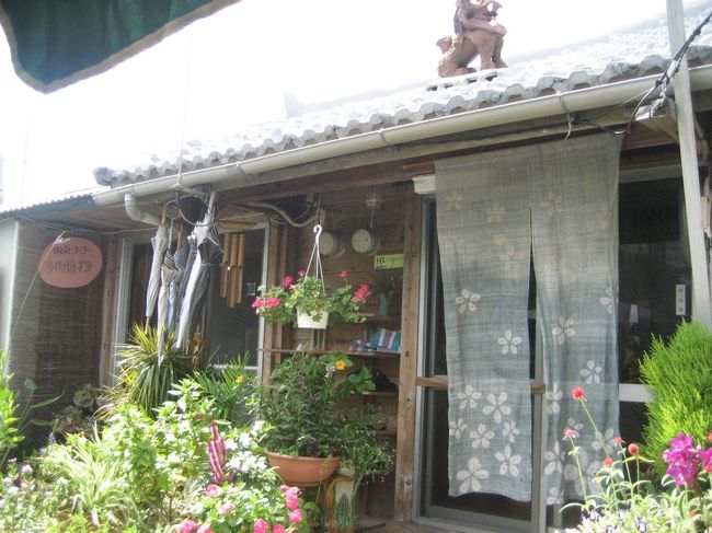 フラワーショップが併設しており、<br />入口はきれいな花に囲まれています。