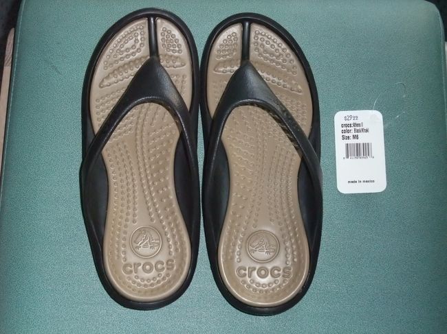 ドンキから歩いても５〜６分で行けるアラモアナ・ショッピング・センターへ<br /><br />ドンキはやはり色々な物が安く、滞在中の食材やらお土産のコーヒーやらナッツを大量買い<br />車だから大丈夫だけど　トロリーで来た場合は大変な事になるでしょう<br />しかも　ここはアメリカ　女性に荷物を持たせて男が手ぶらで歩いていたら犯罪者を見るような目で見られます（気のせいか？）<br /><br />ハワイでは購買意欲を誘うように　１つでは＄○○　２つ買えば２つ目は５０％OFFの売り方が大流行<br /><br />ずいぶん得したような気になりますが　良く考えれば各々２５％OFFです　でも安いけどね<br /><br />で、思わずクロックスを購入　もちろん奥方と合わせて２足<br />でも、アタシの分は５０％OFFよ　アンタは１足分定価で払いなさい　と理不尽な指示<br /><br />奥方だけ帰りの飛行機に乗り遅れないかと思う今日この頃です