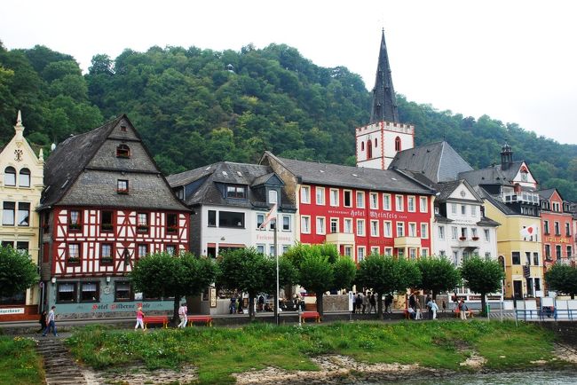 降りる１つ手前の停船場「ザンクト･ゴアール」<br /><br />賑やかでかわいらしい街並み