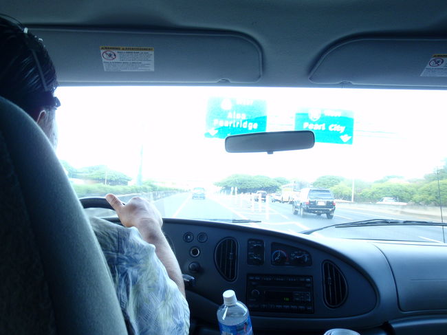 2日目パールハーバーへ行きました。<br />ガイドさんのノジマさんです。今日一日よろしくお願いします！