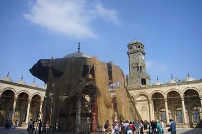 モスクの中に入るには、肌が見える服装はＮＧです。<br />靴も脱がなければなりません。<br />「中はけっこう汚れているので、飛行機の中で貰った靴下を自分が履いている靴下の上から履くといいですよ」と事前に添乗員さんに言われていたので、そうしました。行きの飛行機で靴下も貰えたのですよ。大きめの靴下だったので、余裕で靴下の上から履けました。<br />奥に見える時計台は、フランスにオベリスクをあげる代わりに貰ったもの。それなのに、今は止まっています。どうして直さないのかしら？？<br />フランスにあげたオベリスクは、パリのコンコルド広場にあります。