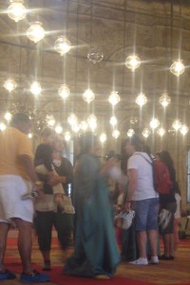 露出が多い服装の人は、真ん中のグリーンのカッパのようなのを借りるみたいです。