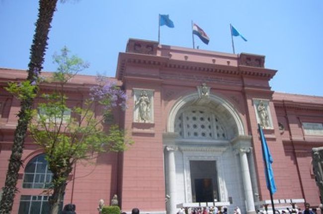 お次は、考古学博物館へ。<br />ここは写真撮影ＮＧ。<br />すごく残念！<br />入る前にカメラを預けてから入りました。<br />ここには、ツタンカーメンの黄金のマスクがあります！生で見る事ができて、ちょっと感動です。<br />ミイラ室もあるのですが、ミイラ室に入るには別途１００エジプトポンドかかります。このために２人分２００エジプトポンドを残してありました。