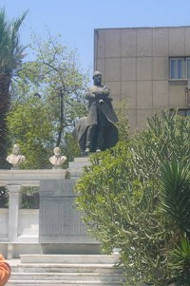 初代館長マリエットの銅像。<br />もともとルーブル美術館のアシスタントをしていたそうです。コプトのコレクション収集のために来たはずが、サッカラのセラペウムを発掘したりして、貴重なエジプトの文化遺産が海外へ流出するのをなげき、この博物館を設立したそうです。<br /><br />このあと、ほとんど写真を撮っていませんでした。<br />ランチは中華。<br />で、ハンハリーリ市場へ行く予定でしたが、２月にテロがあったのでショッピングモールへ変更となりました。