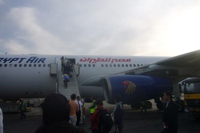 帰りもエジプト航空に乗って、成田へ。<br />行きは１１時間ほどかかりましたが、帰りは９時間弱で成田に着きました。<br />が帰宅後も、夫の腹痛は続いたのでした・・・。