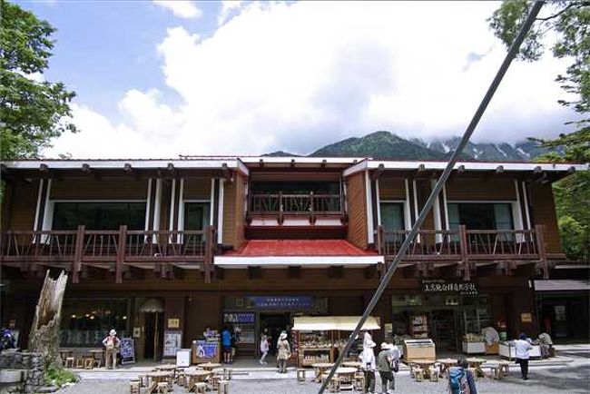 お腹も いっぱいになったし帰りましょうか<br /><br />（ココで みやげもん見てくるわぁ）<br /><br />じゃー その間に名物のコロッケを食べて待っときます<br /><br />（まだ食べるんか）