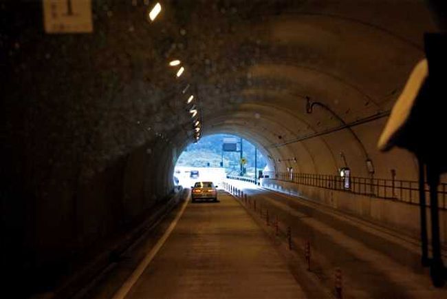 もうこのトンネルを抜けたら完全に上高地とは さよならですね<br /><br />（まぁー　そう言うこちゃ）<br /><br />そう言えば来る時に しょうむない事を言ってましたね<br /><br />（トンネルやから豚寝るーって やつやろ 君が言ったんやで）<br /><br />その豚に名前を付けましたぁ　とんねるず　<br /><br />（もうええ　怒られんで）<br /><br />どうせ怒られるなら とんねるずの奥さんが良いなぁー<br /><br />（あほっ）