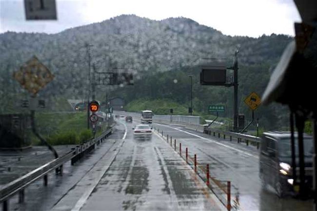 トンネルを抜けると雨だった<br /><br />（なんのヒネリも無いな）<br /><br />良いの いいの　この旅は雨で始まり雨で終わり　<br /><br />（雨もまた良し　やった）<br /><br />ありがとう上高地　いつかまた来るね<br />