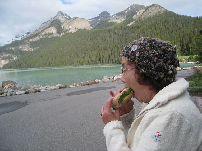 晴れているので<br />椅子に座って食べます。<br /><br />美味しそうに食べる母、<br /><br />いつも母だけ顔出しでごめんね（＾＾；）