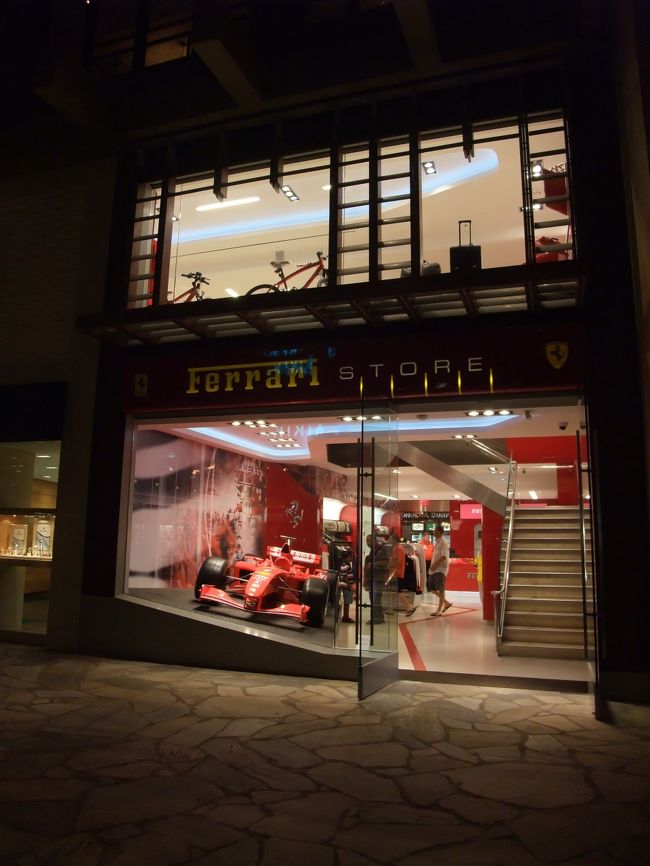 ROYAL HAWAIIAN CENTER の１階にあるFerrari STORE