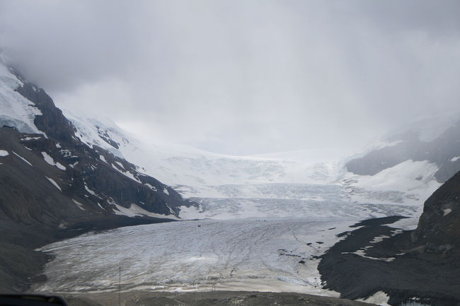 雪か雨が降ってる感じ