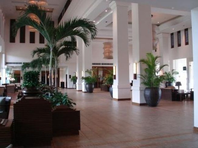 今回は旅行会社の「早特」でホテルがグレードアップ<br />できました。<br />宿泊したのは「ル・メリディアン」です。<br />部屋も朝食も素晴らしかったです。<br />日本人のスタッフが４人居るということで、とても助かりました。（トゥクトゥクという乗り物の交渉などや、わからないこと全て日本語で聞くことができました）